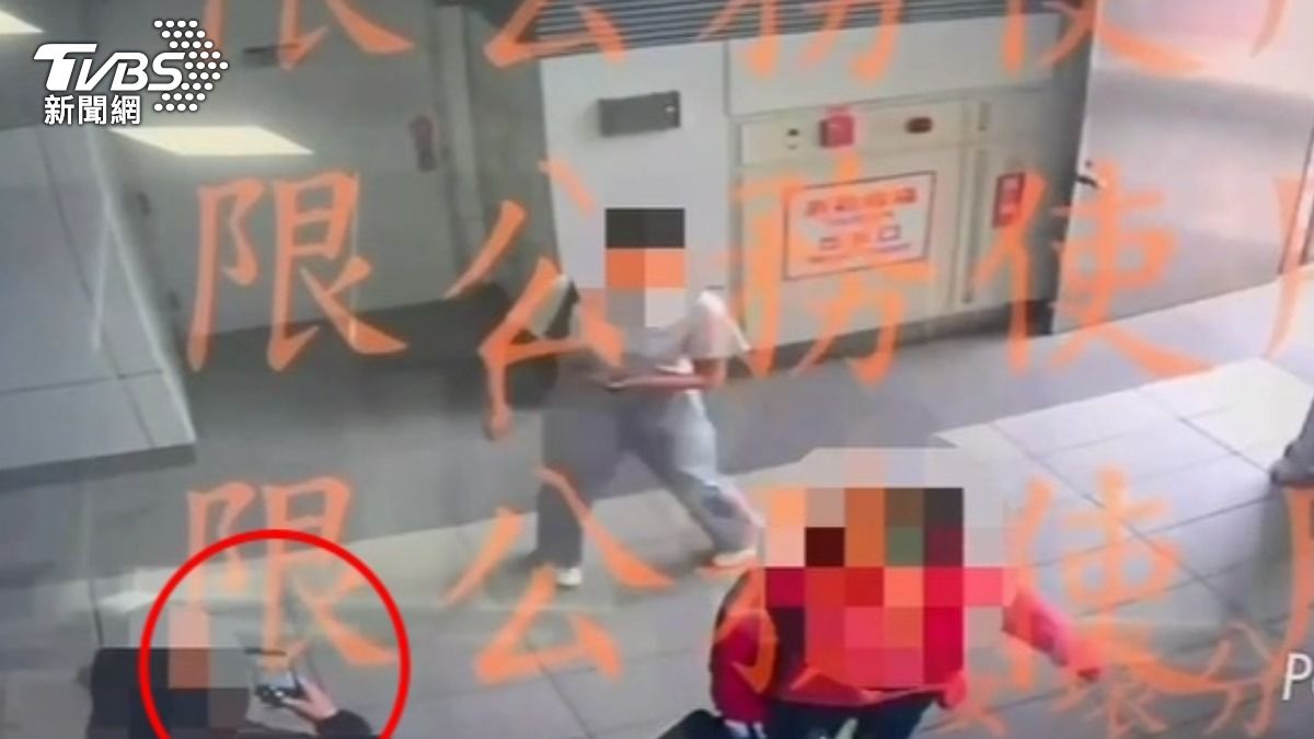捷運站內持手機拍女子全身照遭控性騷，法界人士指出可能構成「視覺騷擾」。（圖／TVBS）