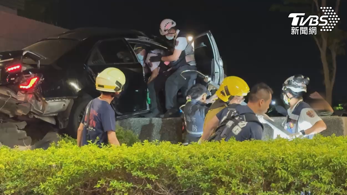 一名男子醉醺醺在車外，堅稱不是他開車，是吵架後女友肇事，但他的女友卻受困卡在副駕駛座，警方認為「頂罪」，雙雙移送法辦（圖／TVBS）