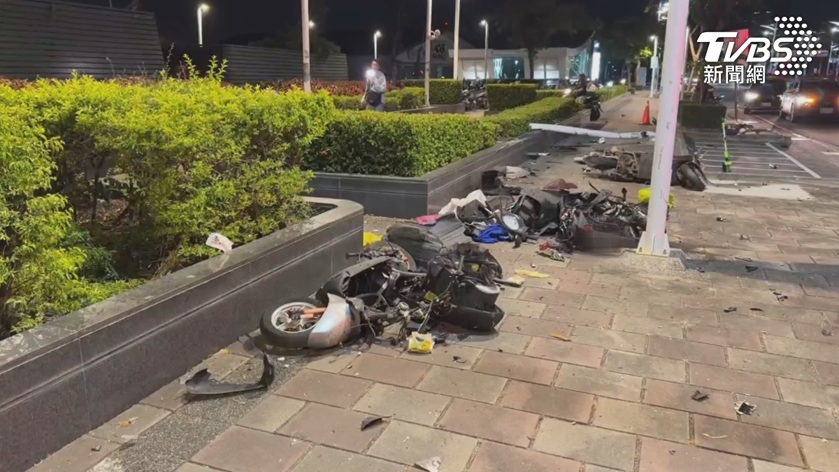 這輛車一路橫掃燈桿、路邊的電輔車、2部機車全撞爛，男子連酒駕都不敢當，還要女友來扛，這些車損賠償該怎麼談（圖／TVBS）