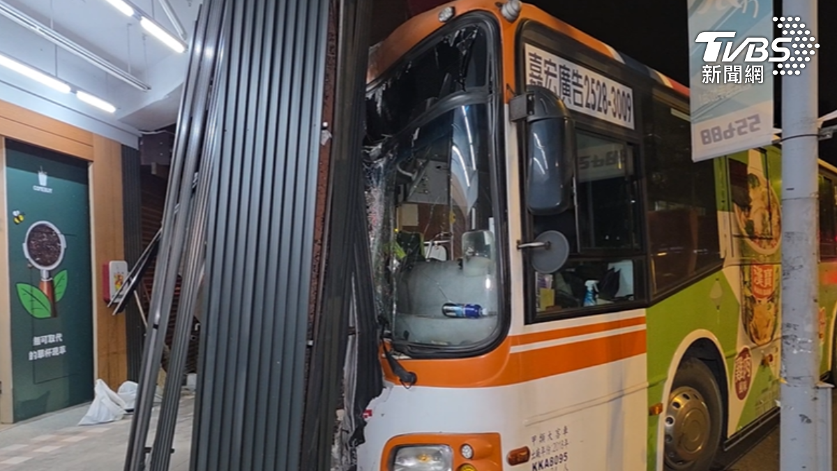 末班車客運自撞騎樓柱子，司機稱已經上班將近12小時。（圖／TVBS）