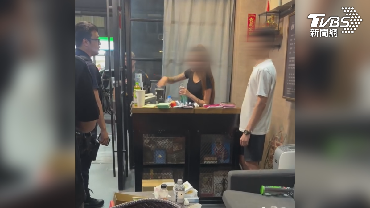 高雄前金六合路上一間髮廊,深夜遭警方臨檢,事後員工PO出影片發文,指控員警一上門就開罵,把店內小孩跟員工嚇壞,質疑警方執法過當(圖/翻攝社會事影音)