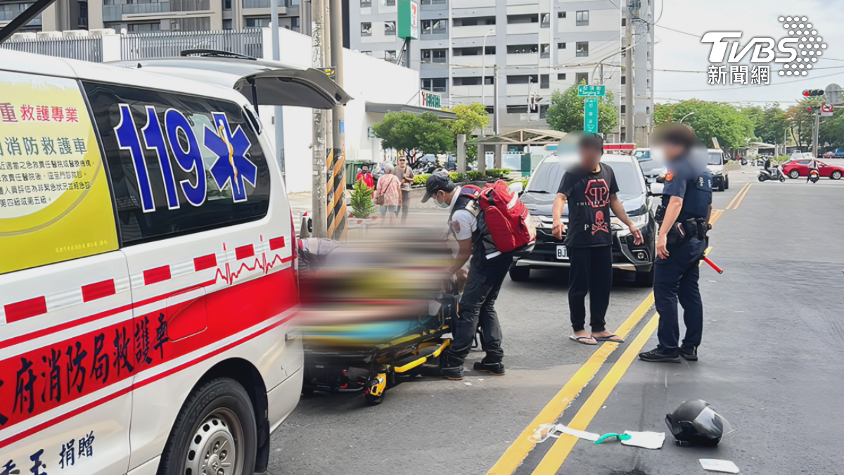 高雄小港發生死亡車禍,一名老翁騎機車停等待轉時,遭後方轎車高速追撞,送醫不治.駕駛涉嫌毒駕上路,檢方聲請羈押獲准,駕駛成為新法適用第一人(圖/TVBS)