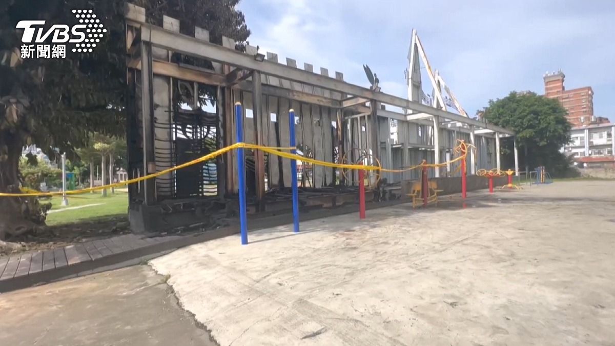 平台周遭已圍起警戒線，進行調查鑑定工作。旁邊的運動器材有稍微燻黑的痕跡。(圖／TVBS)