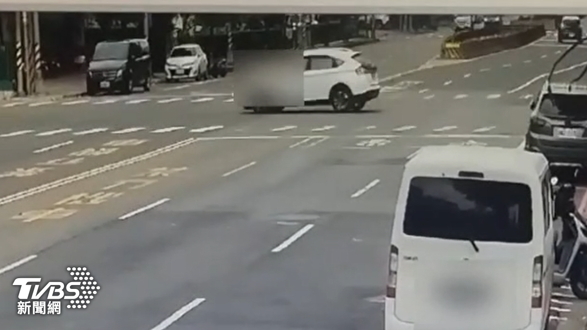 白色自小客車往前移動,但此時他的車頭前方有一名騎士,已經被追撞,而自小客還是繼續開,最後機車噴飛、騎士卡進車底被拖行數十公尺(圖/TVBS)