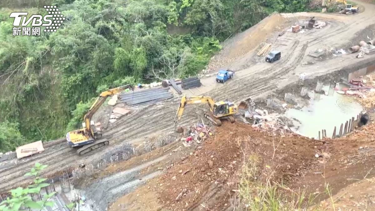 坍方區域雖正在進行修復工程,但近日並無明顯降雨,卻仍在晴天發生坍方。(圖/TVBS)