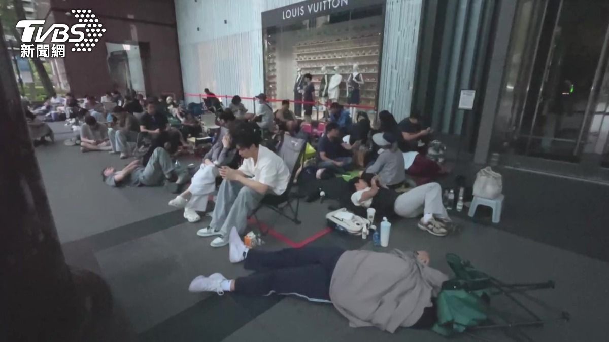 搶買聯名錶!台中民眾帶投影機排隊,現場火藥味濃爆口角。(圖/TVBS)