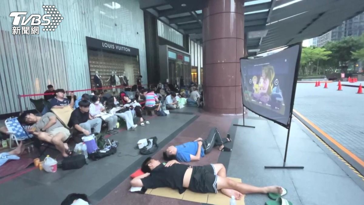 許多人選擇就地休息,有人鋪上紙板直接躺下睡覺,還有人因等候過久而火氣上升發生口角。(圖/TVBS)