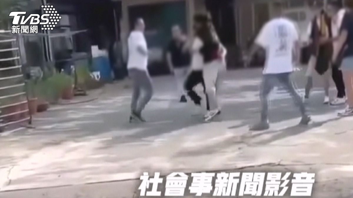 松柏嶺受天宮廣場在廟會活動期間爆發三波肢體衝突,多人當場扭打成一團。(圖/翻攝社會事新聞影音)