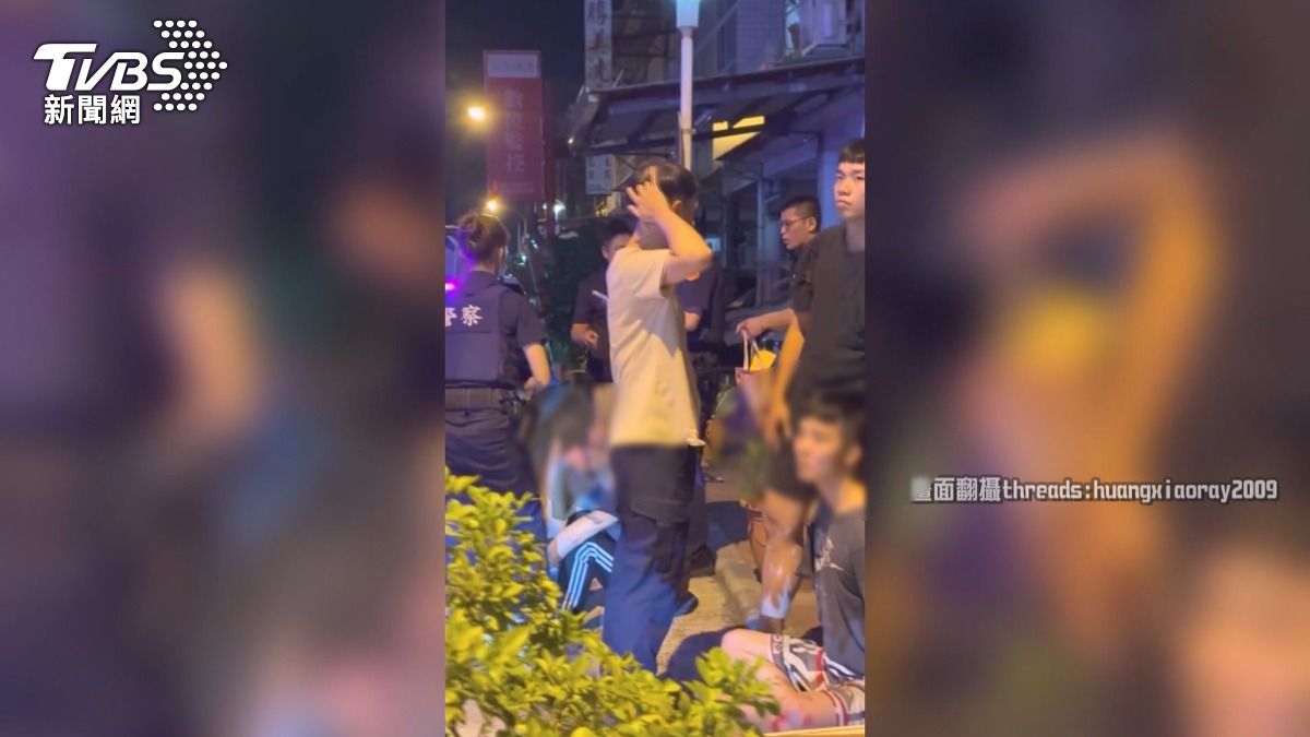 這名男子為詐騙集團車手,約受害人到超商面交取款,以為獵物即將上鉤,反而成為警方的目標。(圖/民眾提供)