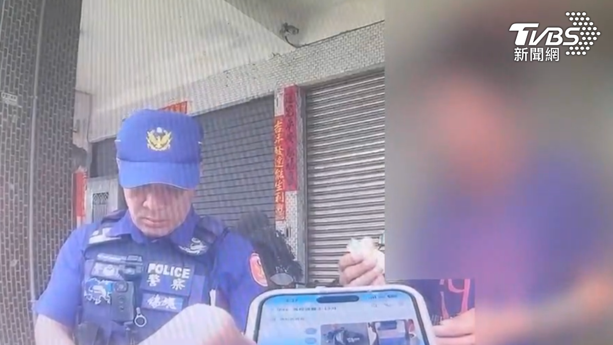 朱男被警方包圍,拿著毒篩試劑雙唇顫抖,表示想打電話給母親。(圖/TVBS)