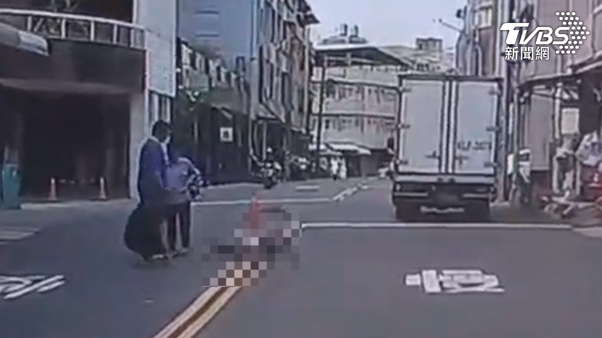救護車趕抵現場時,老翁已沒了呼吸心跳。(圖/TVBS)