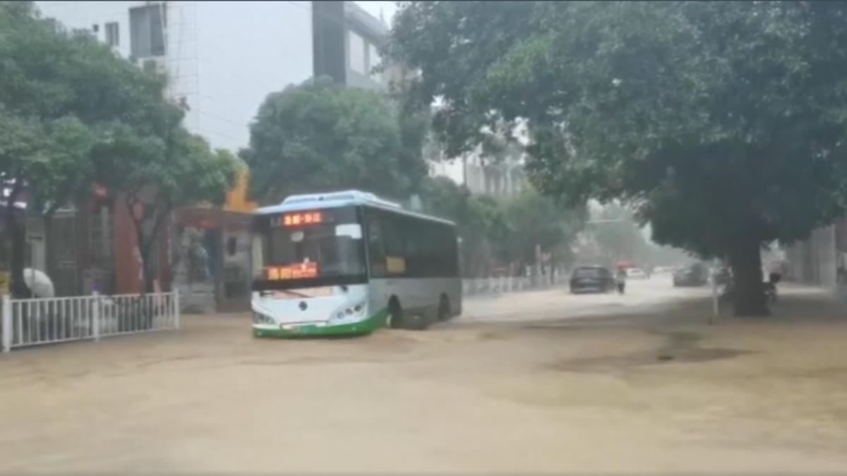強降雨橫掃大陸12省，入汛最強暴雨，雨量破200毫米。（圖／央視）