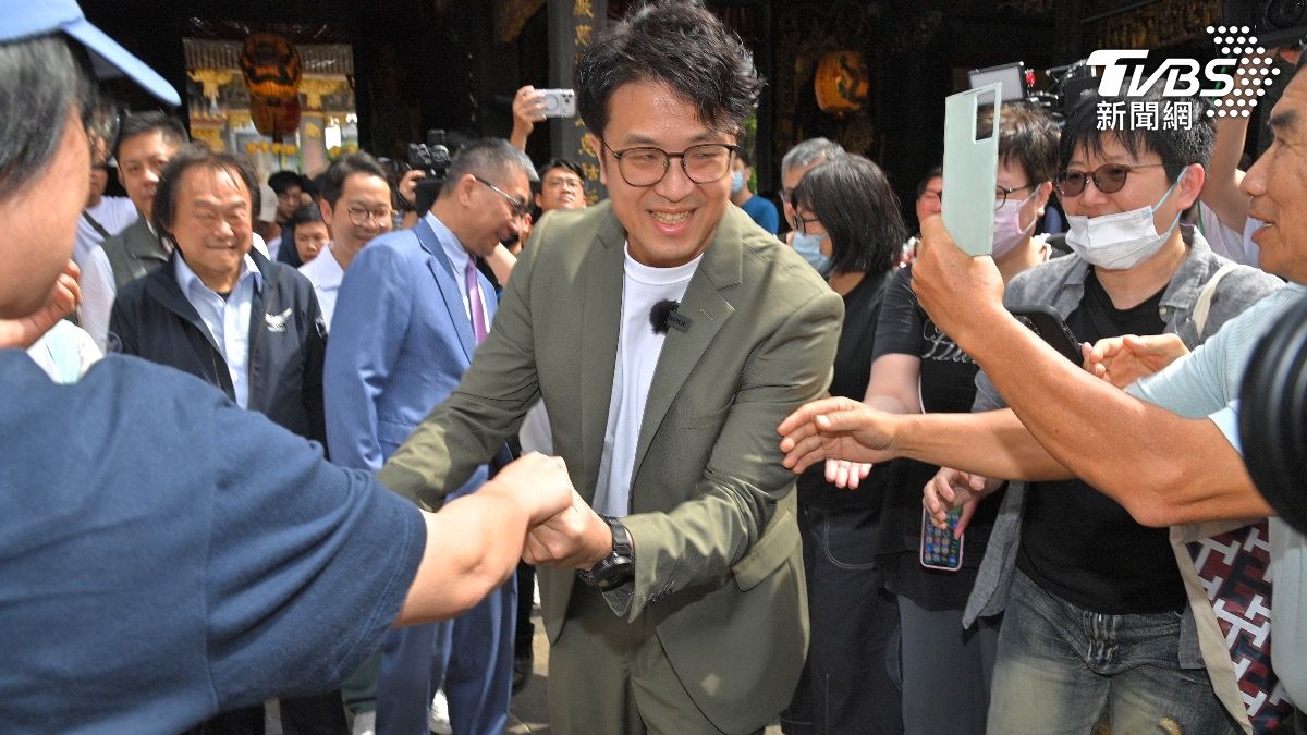 沈伯洋入廟參拜時,不停有民眾高喊「凍蒜」。(圖/胡瑞麒攝)