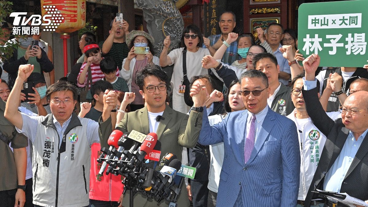 沈伯洋的首場陸戰行程由民進黨秘書長徐國勇帶隊。(圖/胡瑞麒攝)