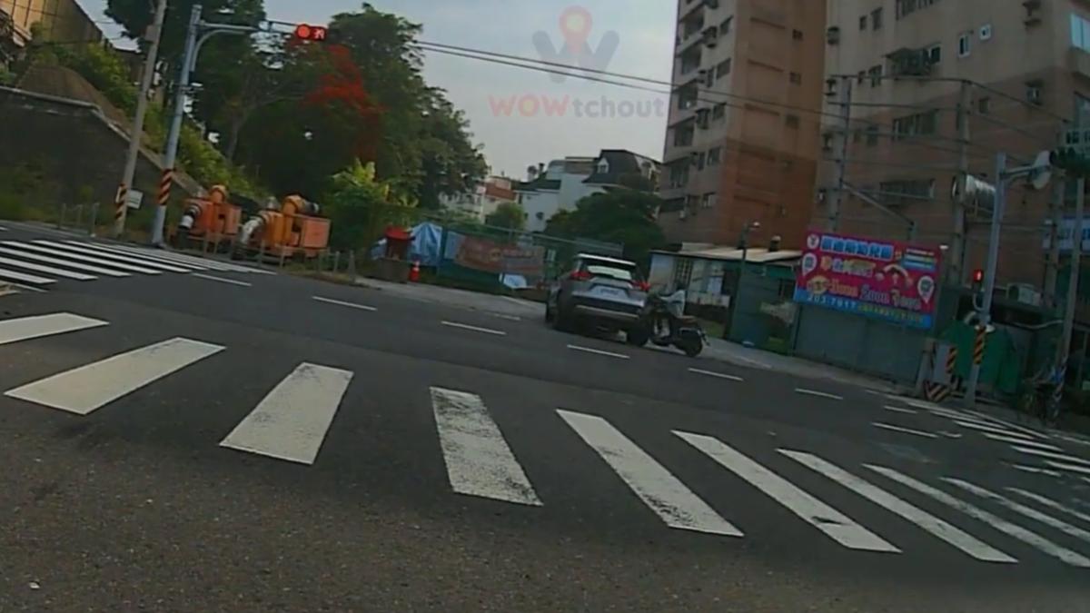 台南永康區一名老翁開休旅車，疑似身體不舒服，高速闖紅燈撞上一部機車，又往前衝撞進幼兒園旁的「家長接送區」（圖／翻攝WoWtchout）