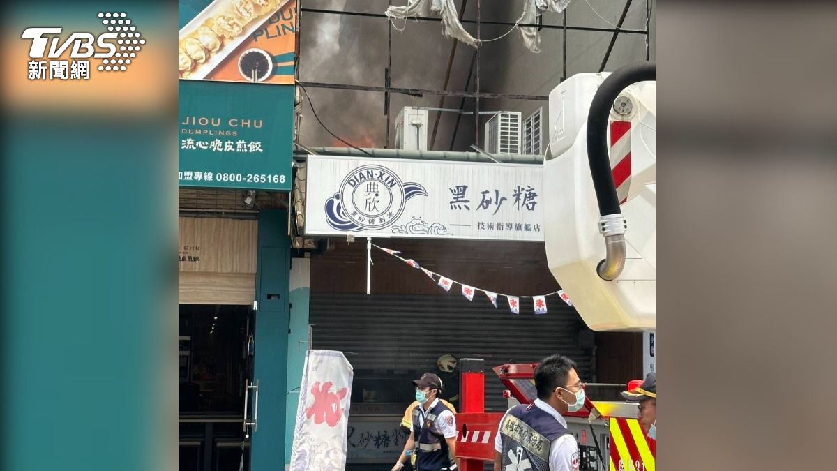 高雄市鳳山區五甲二路發生一起住宅火警，冰店後方的2樓鐵皮加蓋建築竄出大量濃煙，消防人員到場撲滅火勢後，在屋內床鋪上發現一具焦屍。（圖／TVBS）