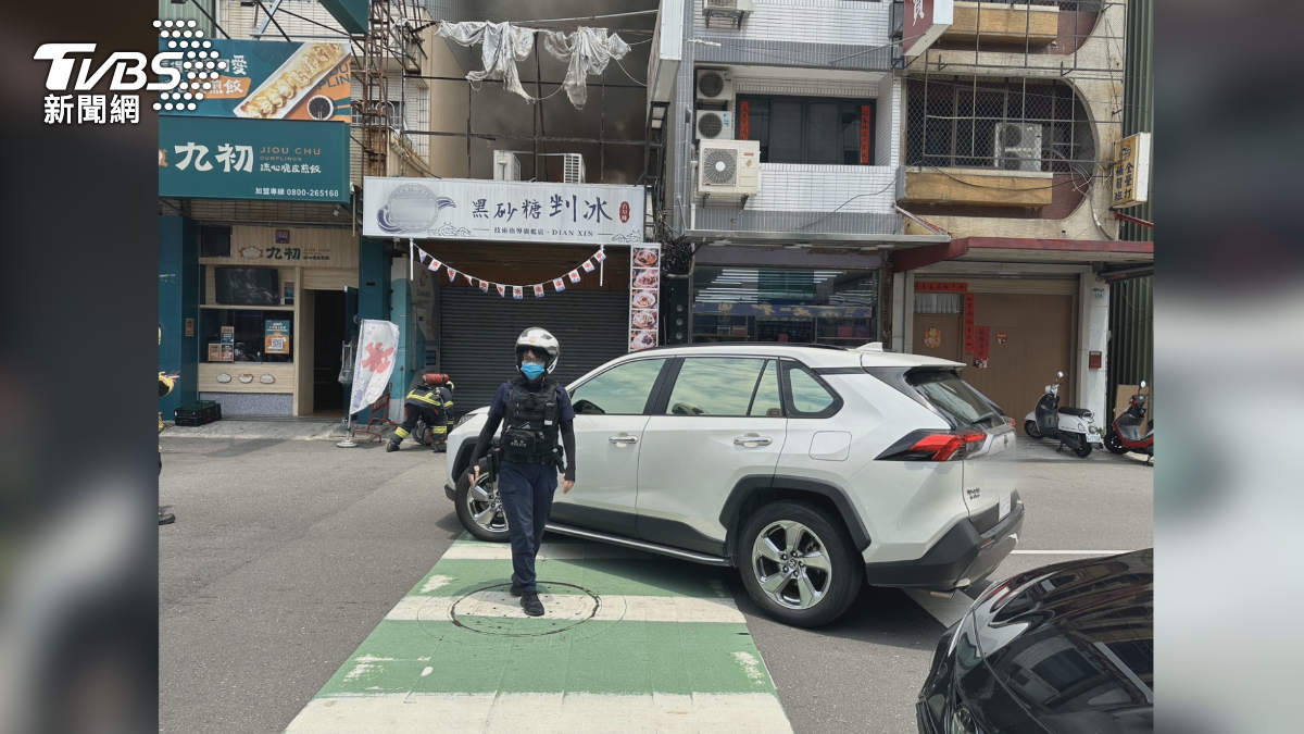 巧合的是，火警發生當下，員警正好在冰店前方處理一起車禍事故，處理過程中突然發現後方有黑煙飄出，立即通報119請求支援。（圖／TVBS）