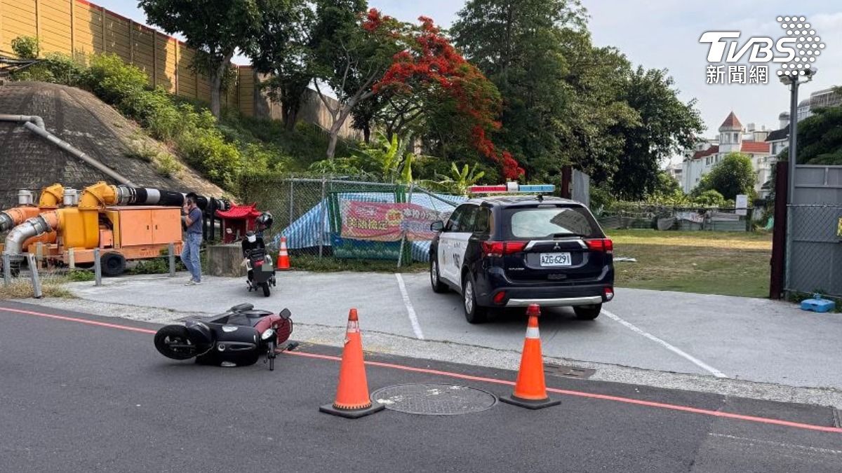休旅車撞進去一間幼兒園旁的空地，外面就寫著家長接送區，還好當時已經8點多上課了，沒有人停留在這（圖／TVBS）