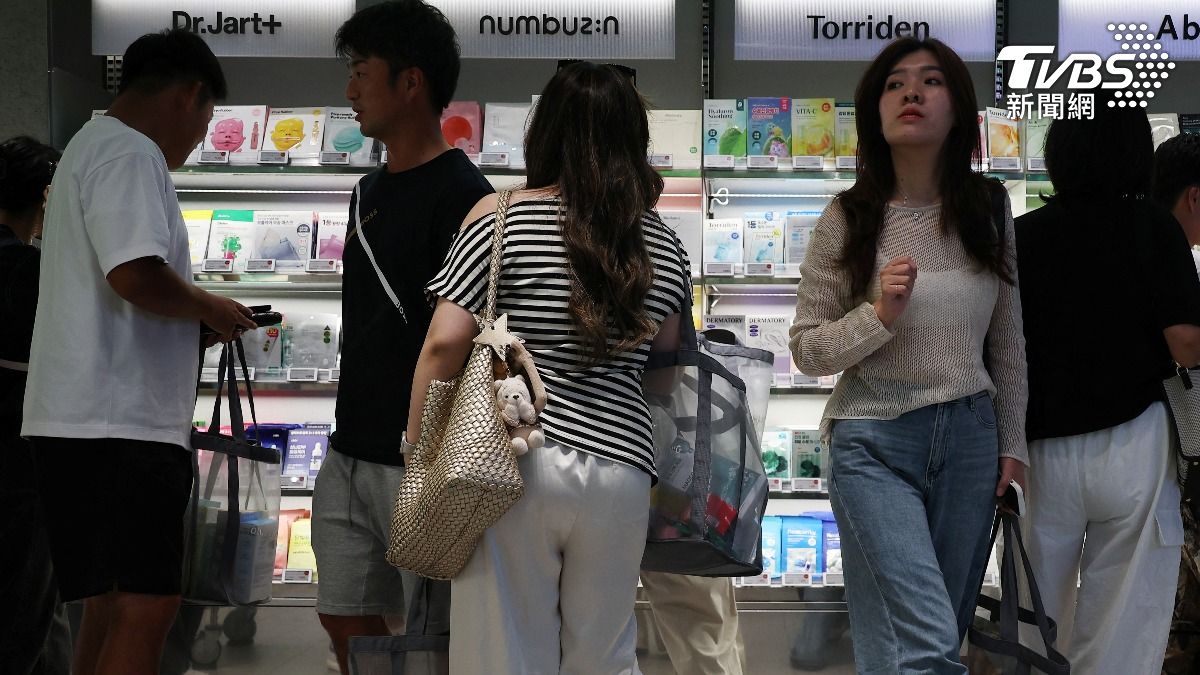 韓流崛起,現在追逐韓妝的不只女生,連男生也開始關注保養和彩妝。(圖/達志影像路透社)韓流崛起,現在追逐韓妝的不只女生,連男生也開始關注保養和彩妝。(圖/達志影像路透社)