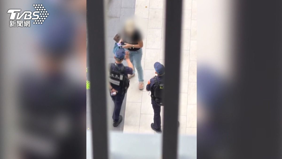 女子情緒激動，拿出乾洗髮噴劑朝員警噴灑，遭員警以辣椒水反制。(圖／民眾提供)