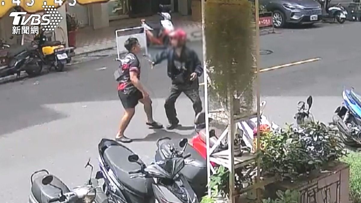 外送員逆向被提醒不爽!街頭追打數十公尺 麵店老闆衝出勸架