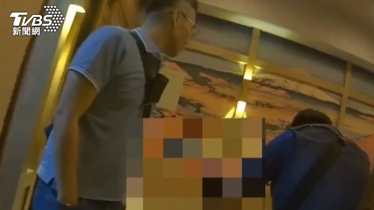 警方及時到場營救被害男子。（圖／TVBS）