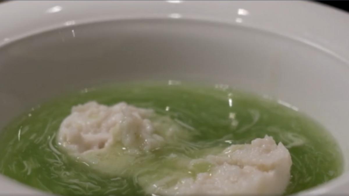 川普國宴端文思豆腐,髮絲刀工,水中綻放如菊花。(圖/AP)