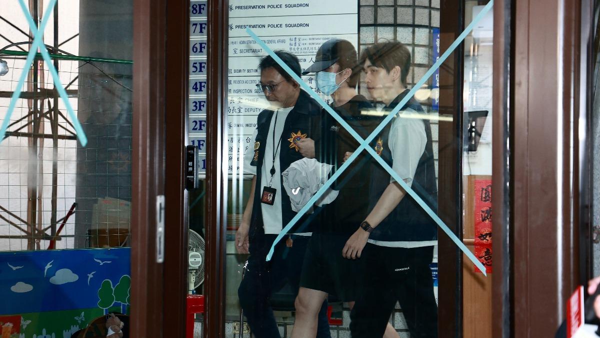 孫安佐下午移送士林地檢署複訊。(圖/黃城碩攝)
