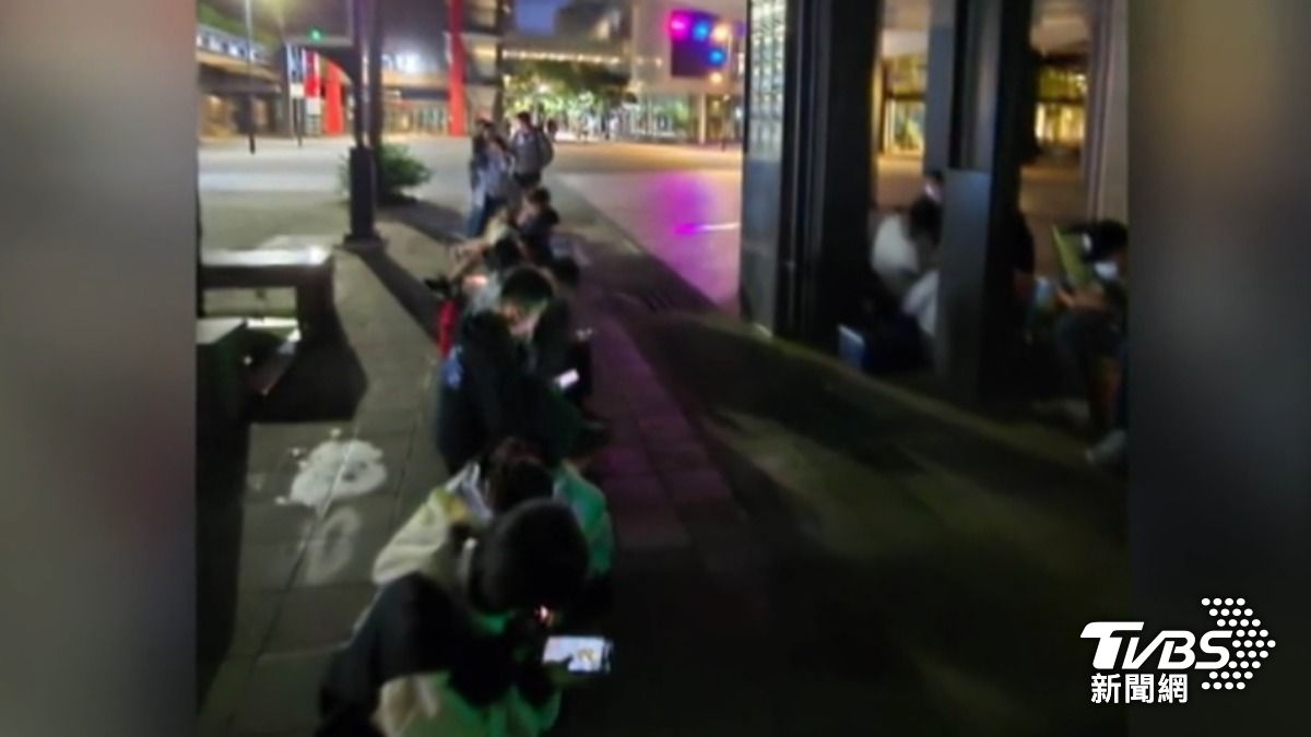 台北信義區又變成排隊修羅場，上百人前來夜排。（圖片來源／民眾提供）
