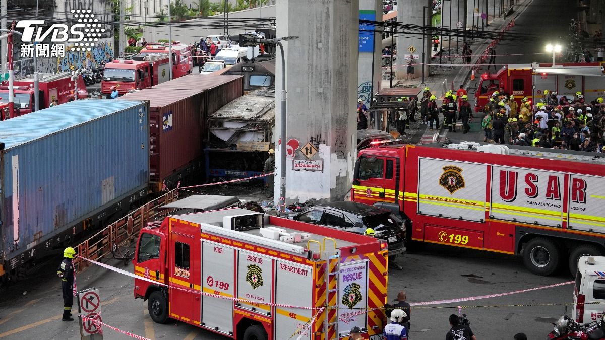 泰國重大車禍！「列車攔腰撞巴士」瞬間陷火海　至少8死25傷