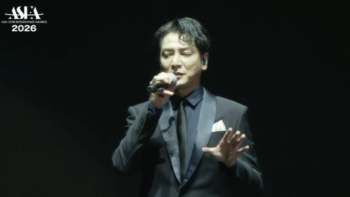 「光源氏」赤坂晃熱情演唱。(圖/翻攝自NAVER)