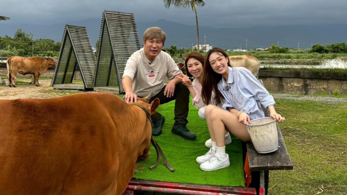 李翊君(中)和女兒王敏淳第一次近距離接觸水牛。(圖/《下面一位》提供)