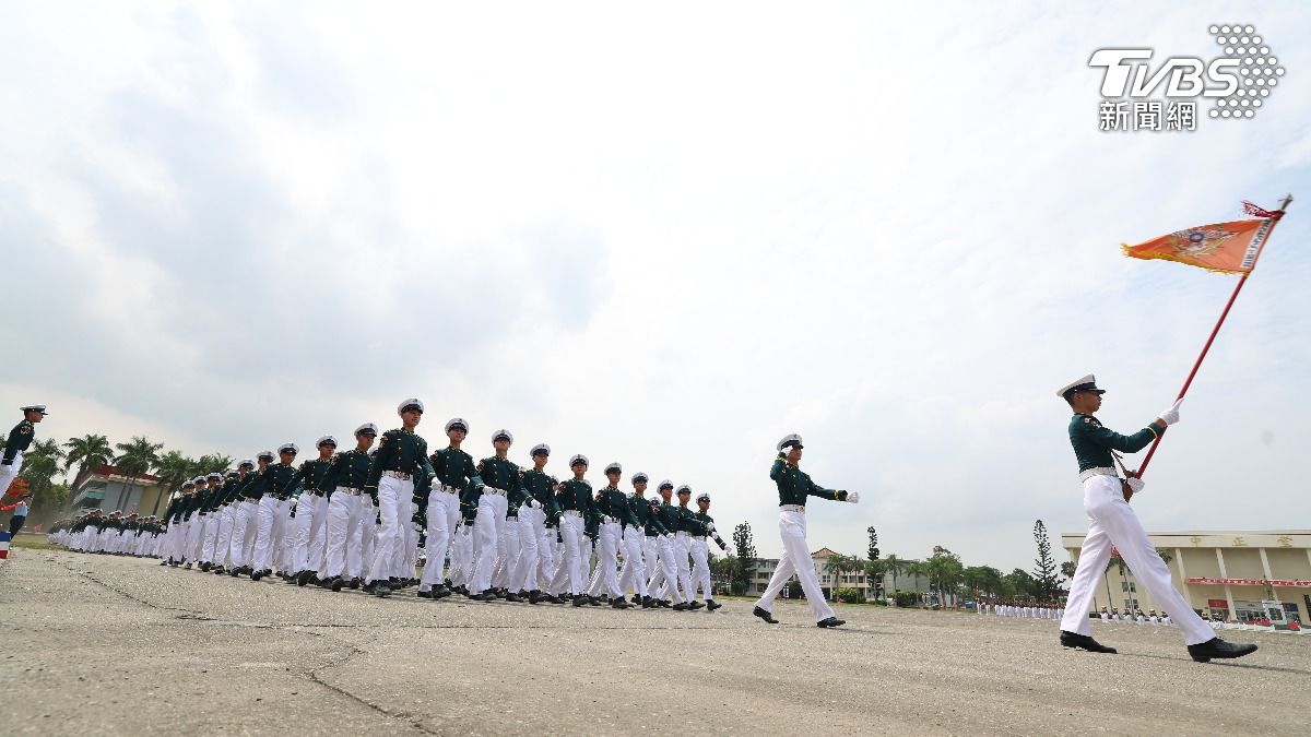 中正預校學生以整齊的步伐通過閱兵台。(圖/國防部提供)