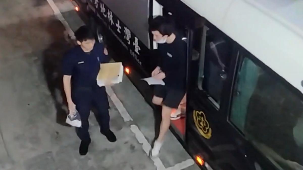 孫安佐雙手上銬移送法院。(圖/TVBS)