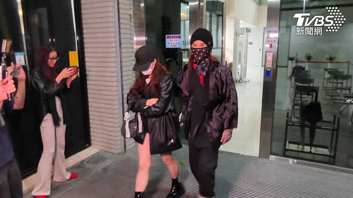 陳昱中與幫他交保的短褲辣妹離開士林地檢署。(圖/陳冠宇攝)