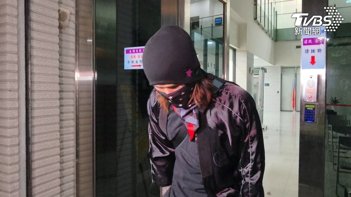 陳昱中於士林地檢署外多次鞠躬致歉。(圖/陳冠宇攝)