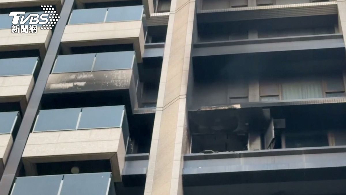 蘆洲大樓清晨竄火!8樓住宅客廳起火燃燒 3男吸入濃煙送醫