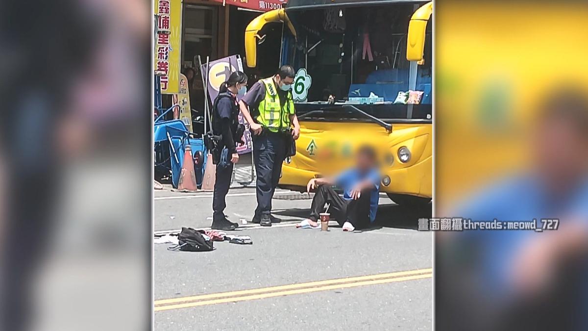 埔里總站驚見男乘客「擋坐車頭練功」？喝飲料不動　司機無奈報警求助。(圖／Threads meowd_727)