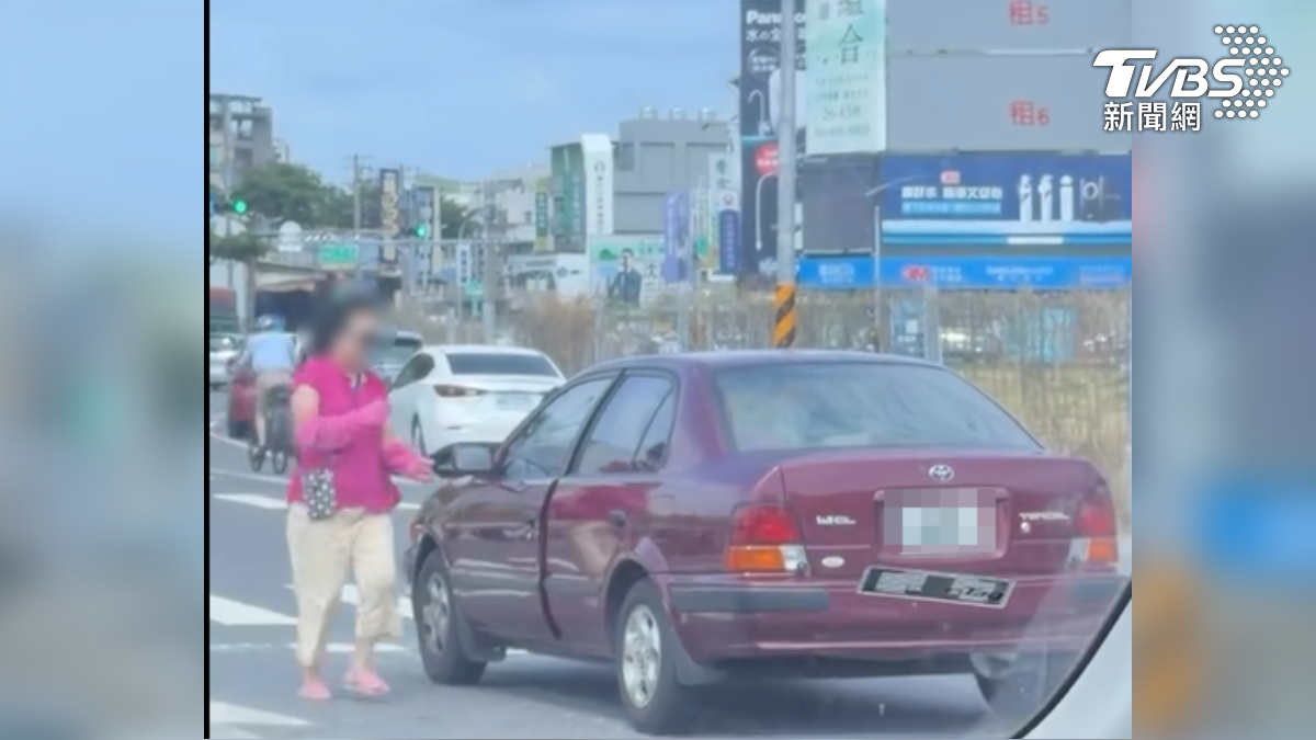 阿嬤一連串的違規行為，臨停車道可罰300至600元，行人闖紅燈擅自穿越車道可罰500元，鬼切部分則最高可罰1800元，累計最高可罰2900元罰鍰。（圖／翻攝 threads@yuyu）