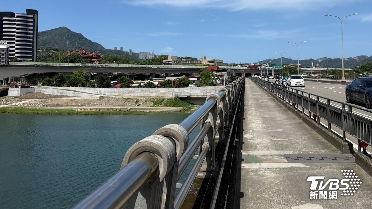快訊／新店碧潭6旬婦墜橋「受困攔沙壩」　無意識送醫