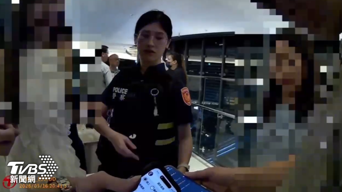 男子在警方面前拿出手機跟女消費者溝通。(圖/TVBS)