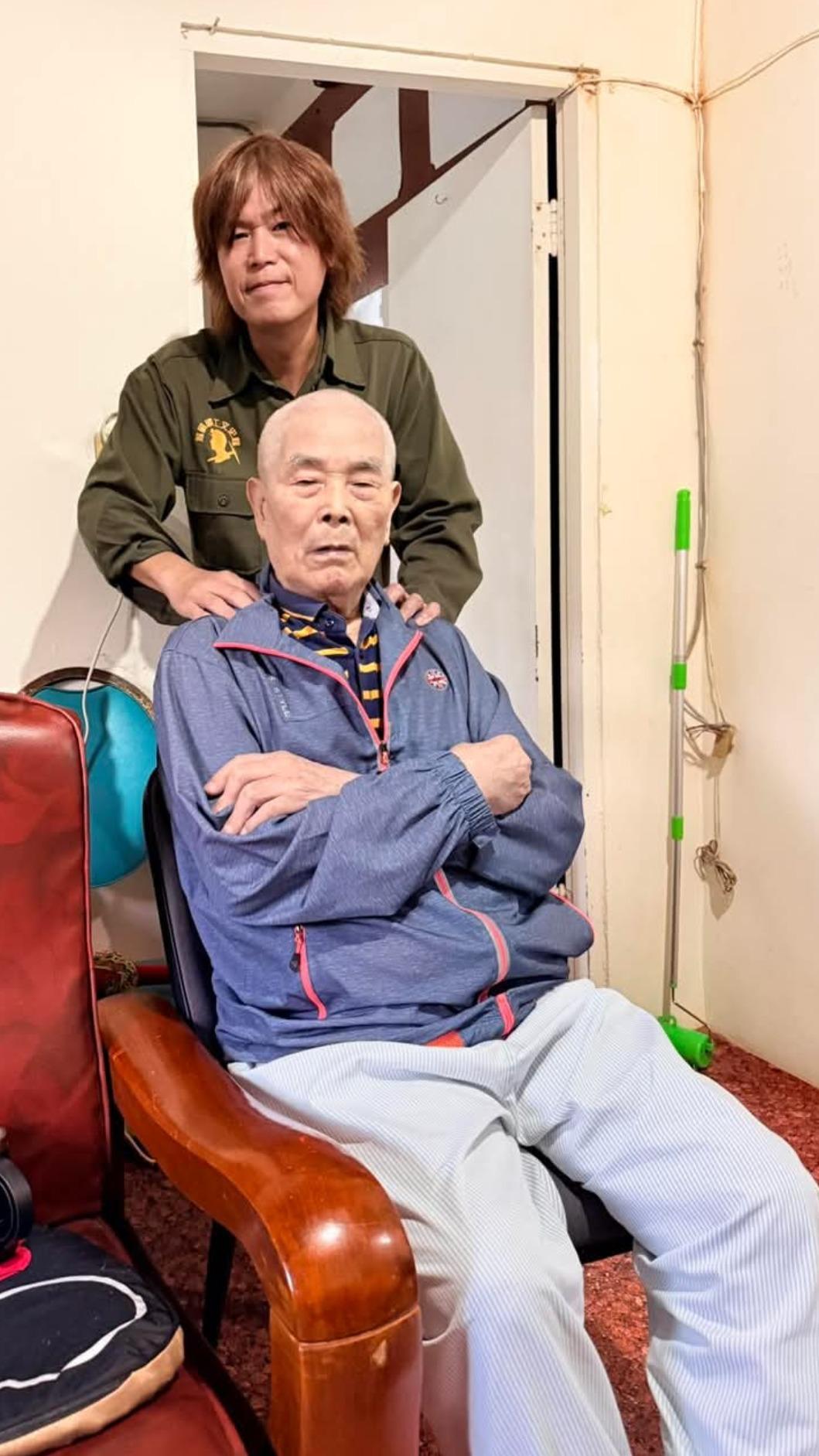 吳永吉入圍金曲獎,向爸爸分享好消息。(圖/獨一無二娛樂文化提供)