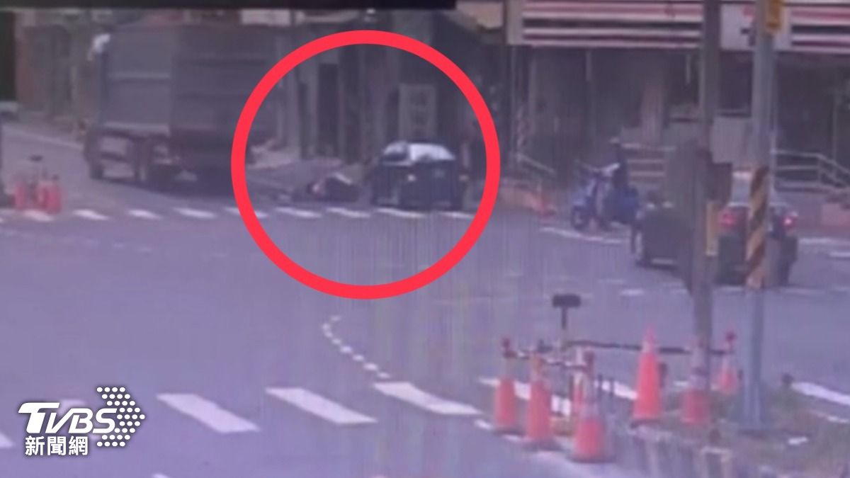 死者疑似閃違停車遭大車輾斃。(圖/TVBS)