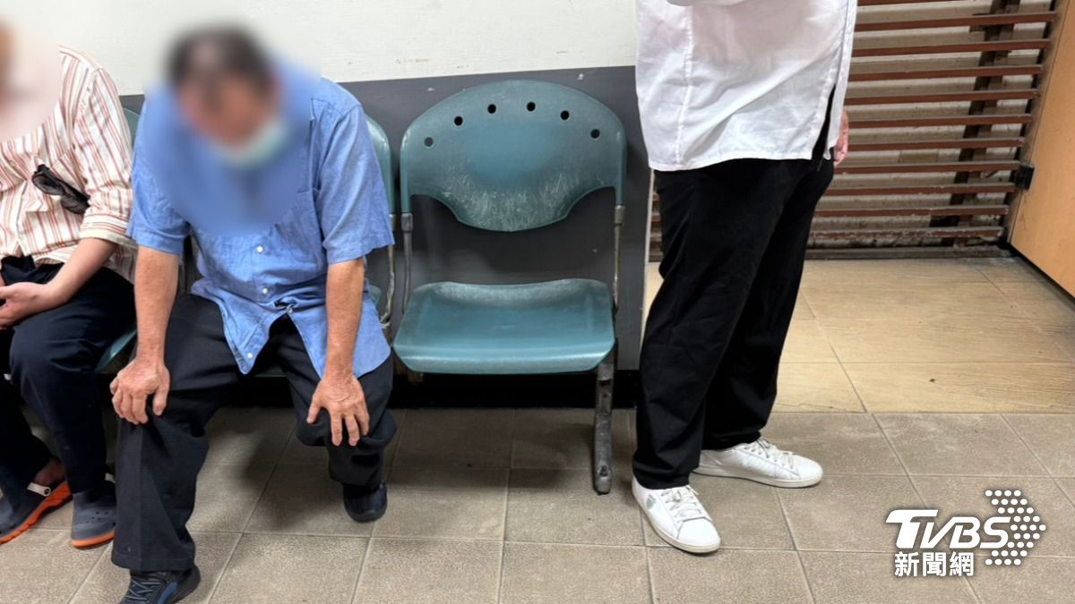 違停駕駛張男呆坐在殯儀館不發一語。(圖/林雅婷攝)