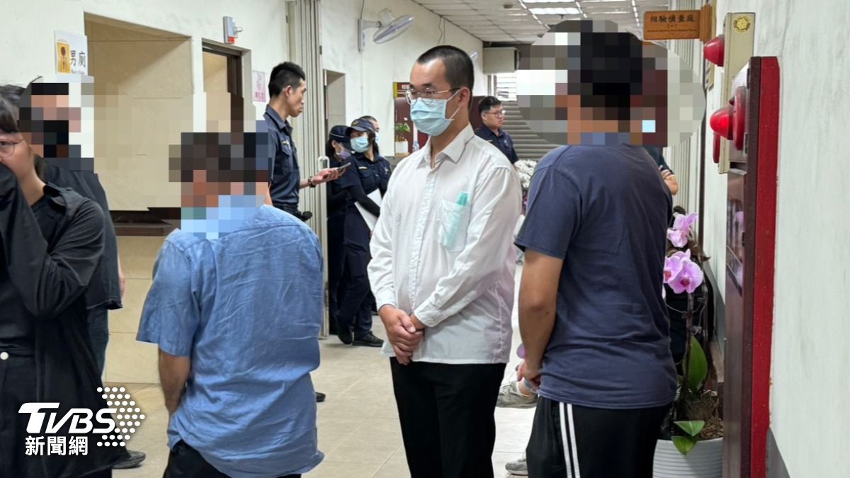 肇事司機葉男(右)與違停駕駛張男(左)。(圖/林雅婷攝)