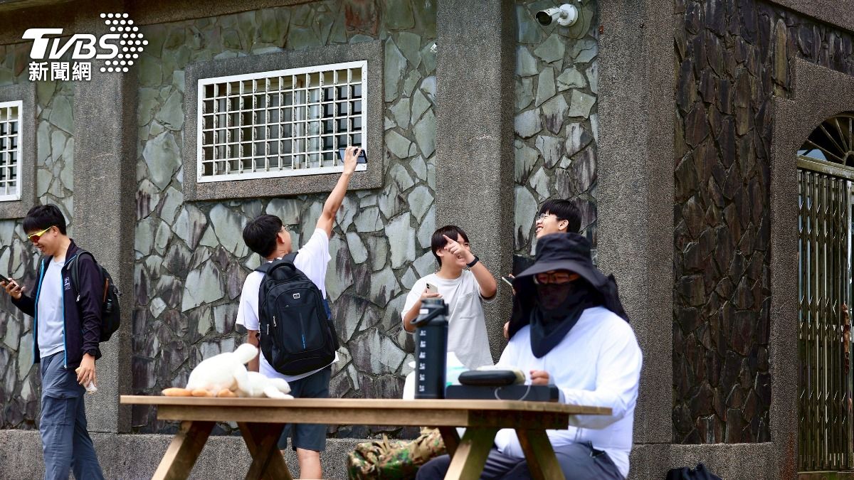 遊客看到這一幕都狂拍。（圖／華子琛攝）