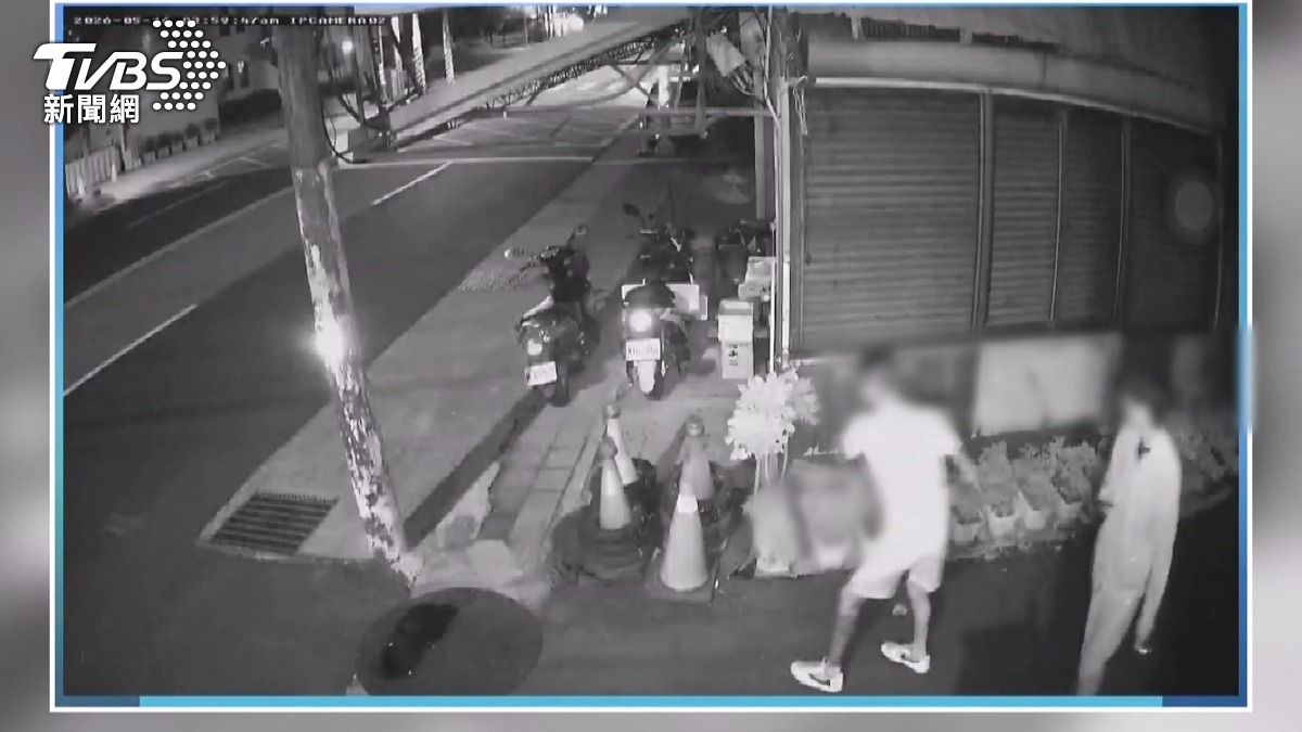 浪貓機警逃過一劫！2男轉砍民宅蔬菜。(圖／TVBS)