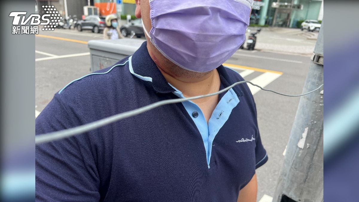 桿間暗藏鐵線！男路過「頸部遭勒」。(圖／TVBS)