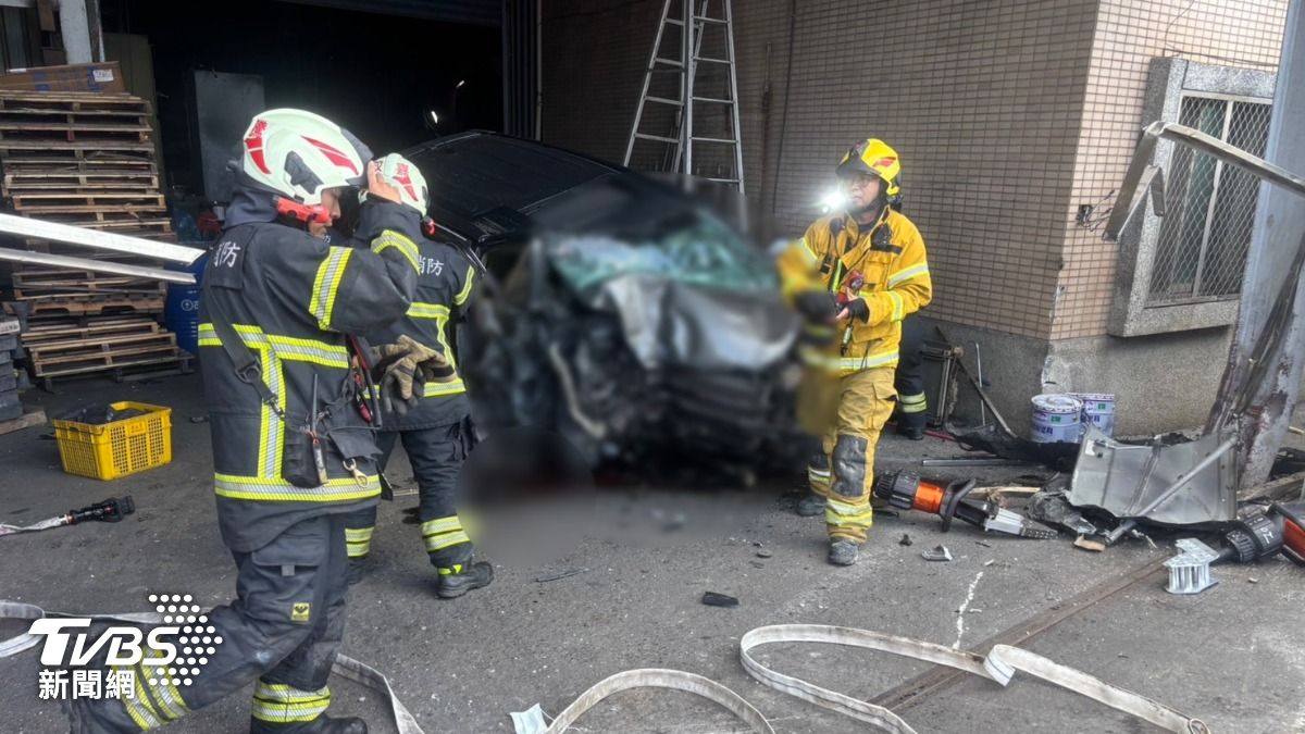 快訊/高雄毒駕連撞4機車再衝進工廠!5人輕重傷 駕駛困車廢鐵慘死
