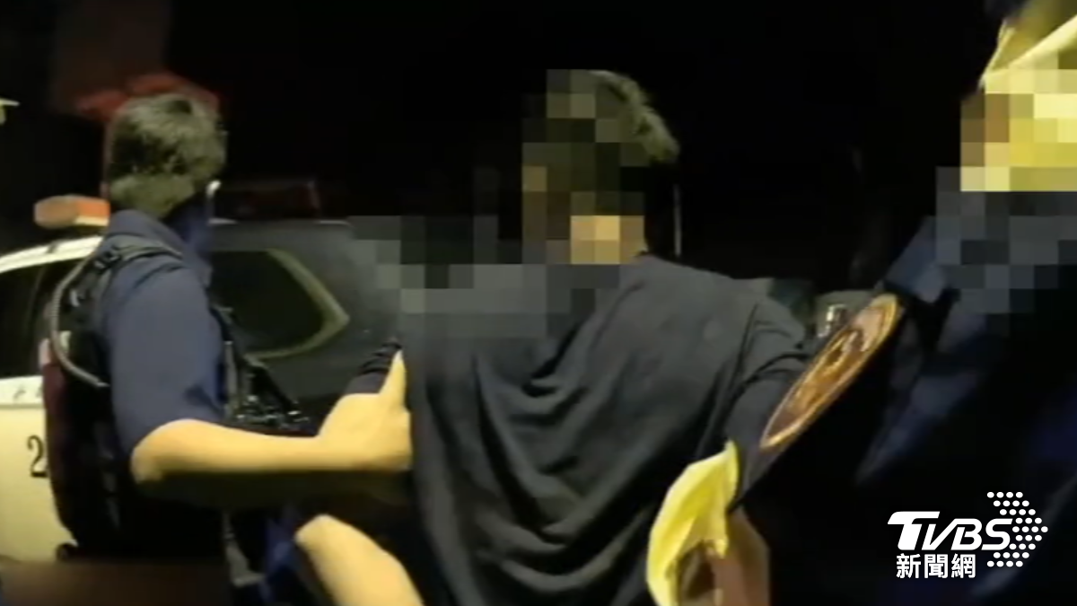 吳男醉後在員警面前打人，被依現行犯逮捕。（圖／TVBS）